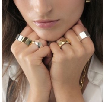 Anello dorato a fascia