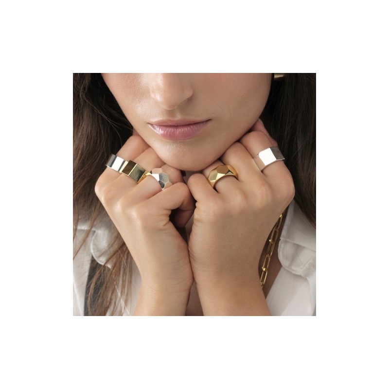 Anello dorato a fascia