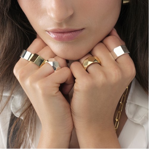 Anello dorato a fascia