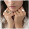 Anello dorato a fascia
