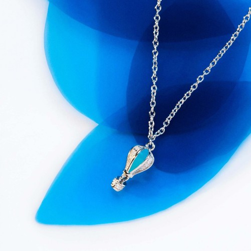 Collana corta in argento 925‰ con pendente a forma di mongolfiera, smalti colorati, 28 cubic zirconia bianchi
